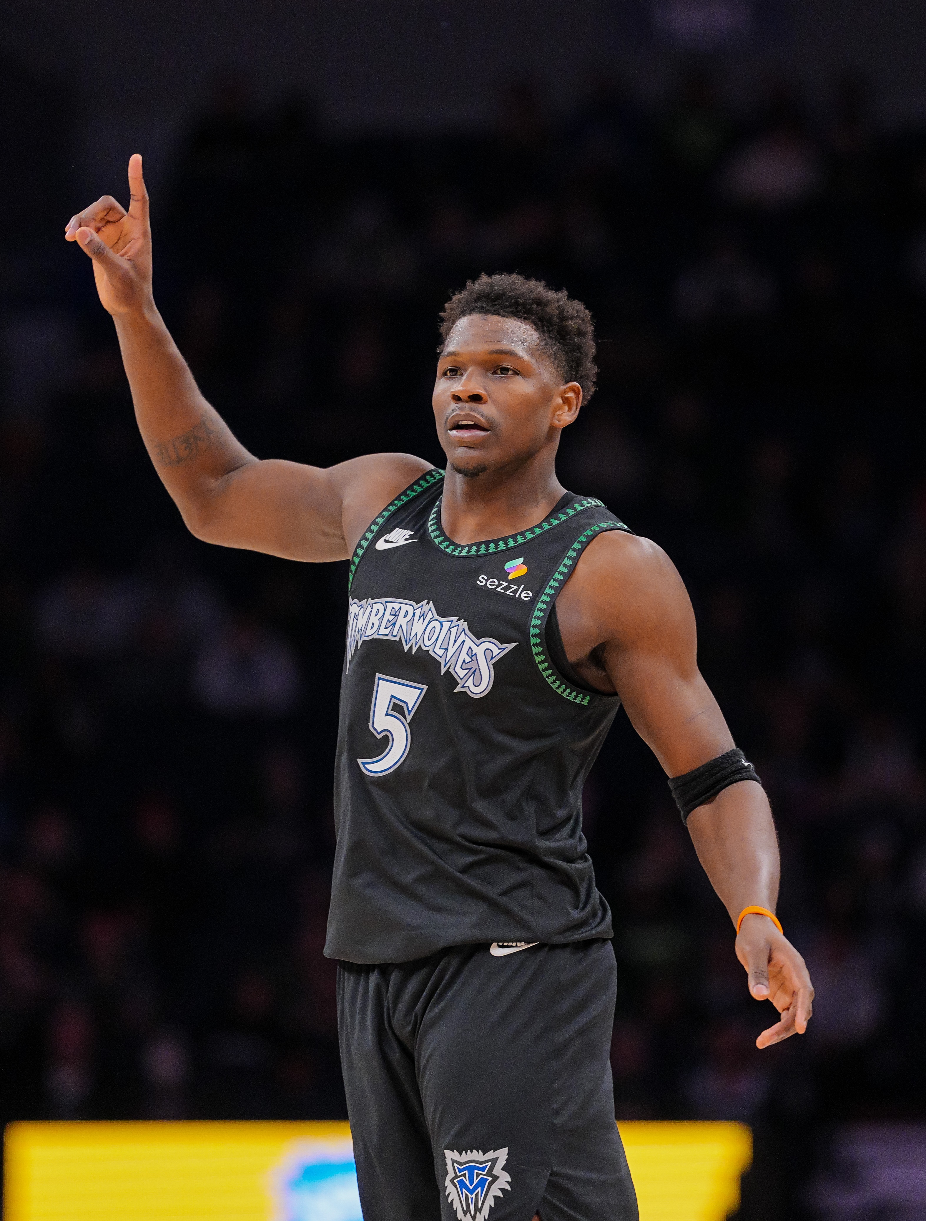 开云官方-攻防俱佳！爱德华兹半场13中8&amp;三分5中3 砍下21分并有4次抢断